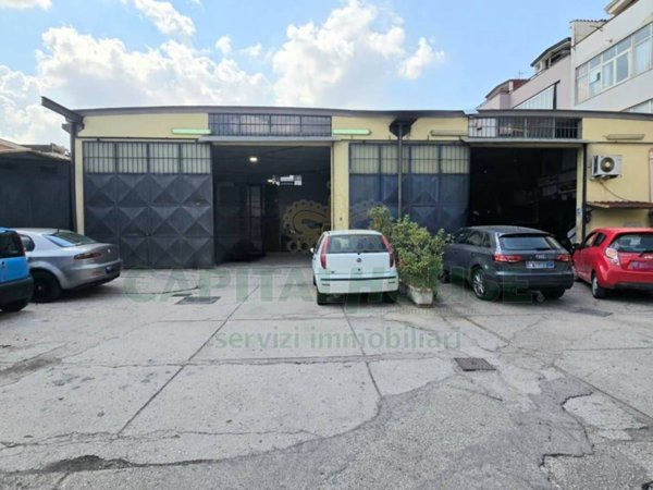 locale commerciale in vendita a Casapulla