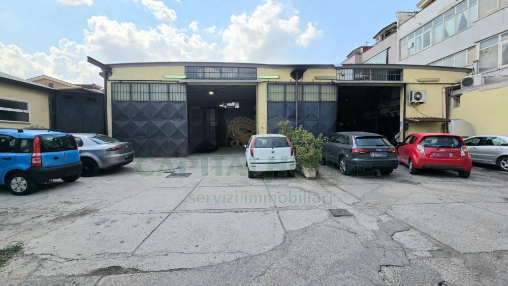 locale commerciale in vendita a Casapulla