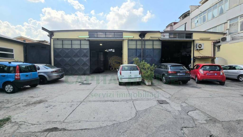 locale commerciale in vendita a Casapulla