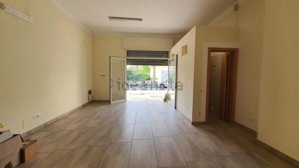 locale commerciale in vendita a Casapulla