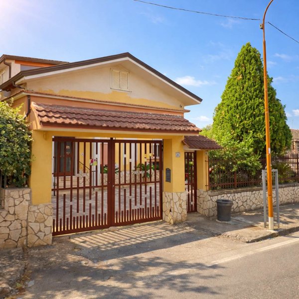 casa indipendente in vendita a Casapulla