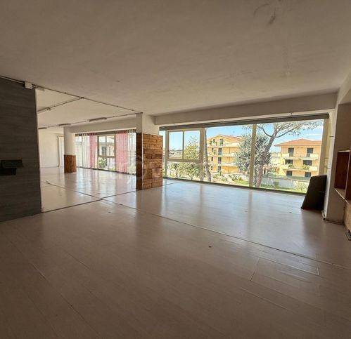 locale commerciale in vendita a Casapulla