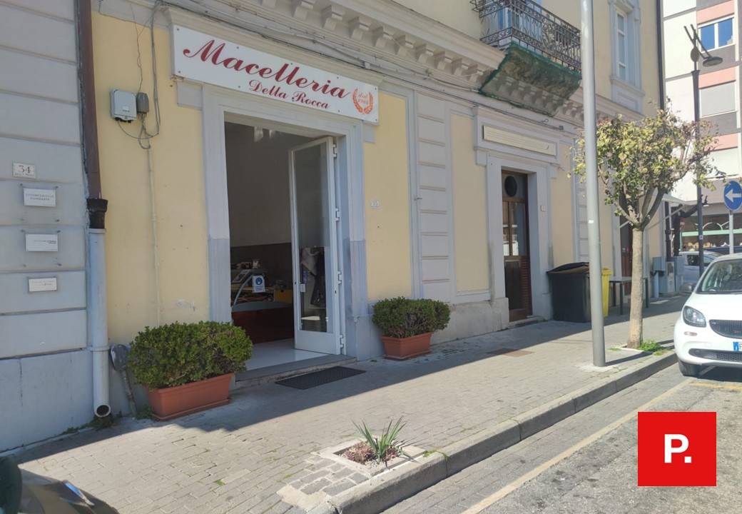 locale commerciale in vendita a Caserta in zona Centro Città