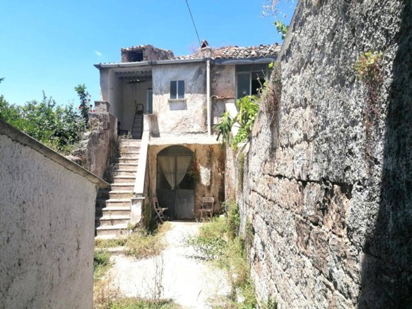 casa indipendente in vendita a Caserta in zona Santa Barbara / Tuoro