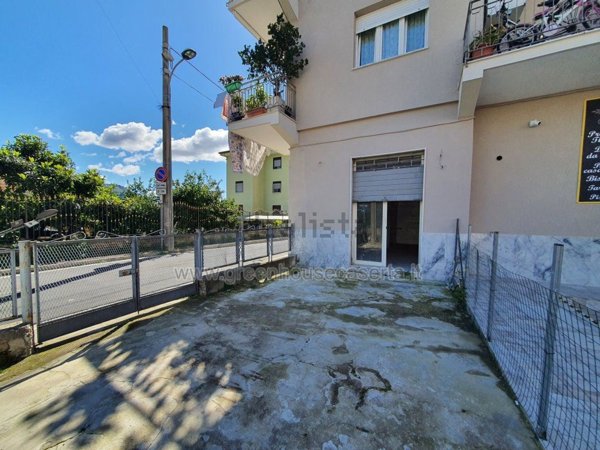 locale commerciale in vendita a Caserta in zona Acquaviva