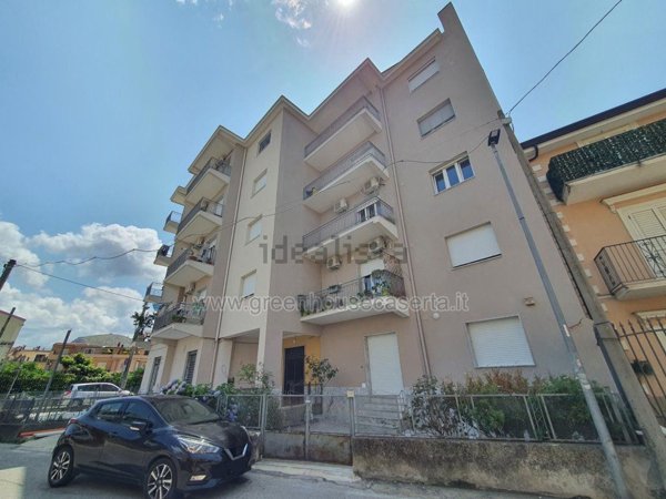 locale commerciale in vendita a Caserta in zona Acquaviva