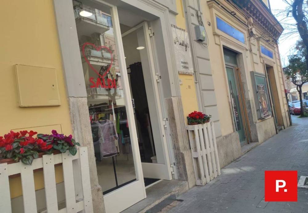 locale commerciale in vendita a Caserta