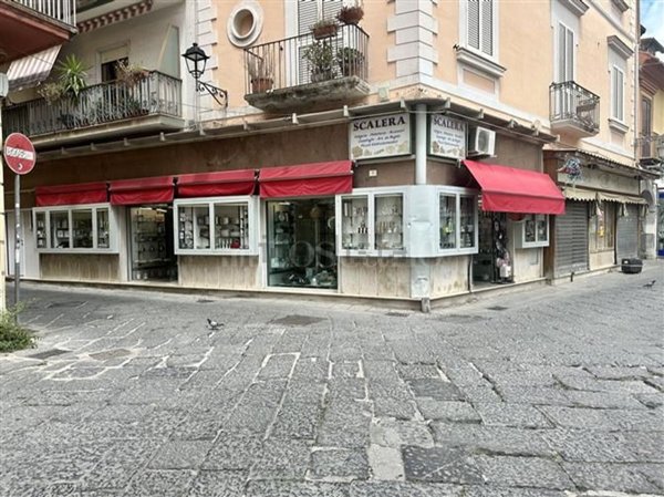 locale commerciale in vendita a Caserta in zona Centro Città