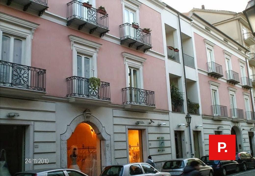 locale commerciale in vendita a Caserta in zona Centro Città