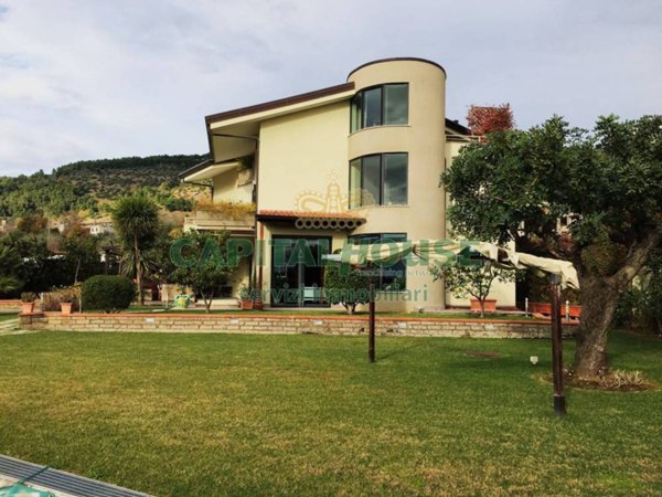 casa indipendente in vendita a Caserta in zona Ospedale