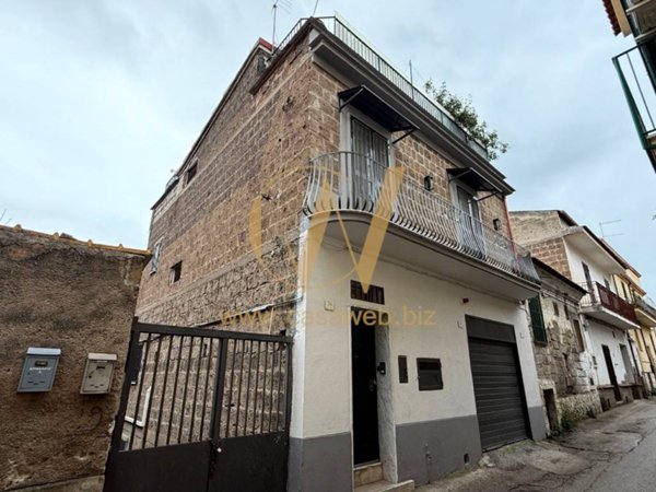 casa indipendente in vendita a Caserta in zona Santa Barbara / Tuoro