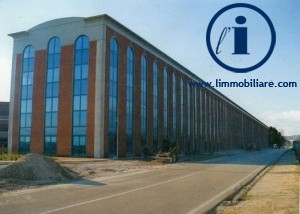 locale commerciale in vendita a Caserta in zona Acquaviva