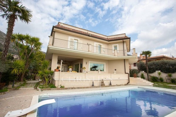 villa in vendita a Caserta in zona Puccianiello