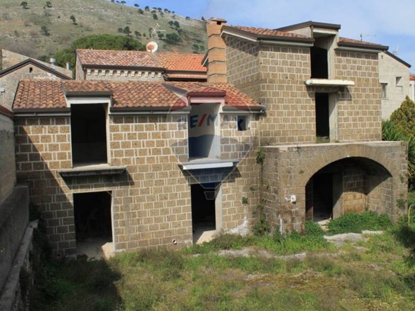 casa indipendente in vendita a Caserta in zona Casertavecchia