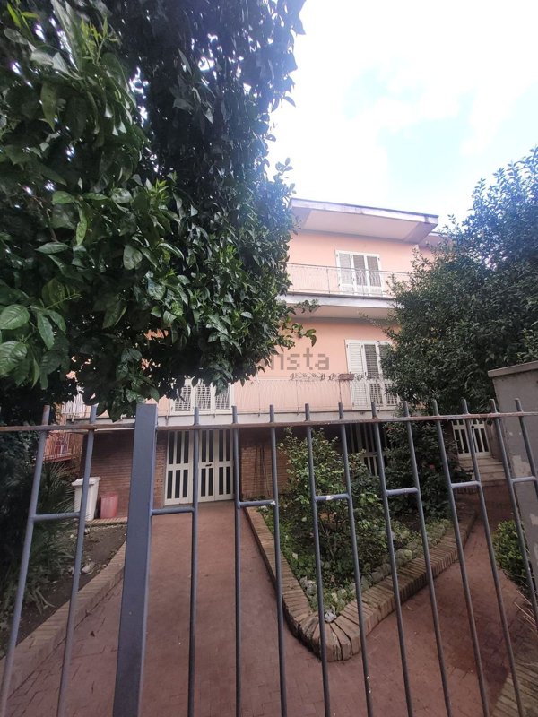 casa indipendente in vendita a Caserta in zona Centro Città
