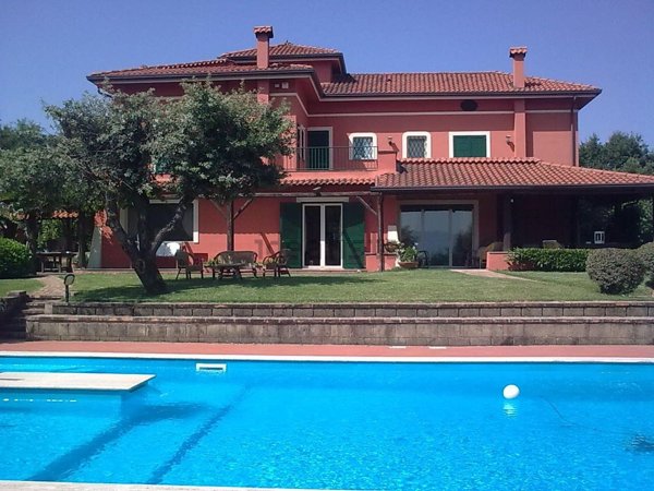 casa indipendente in vendita a Caserta in zona San Leucio
