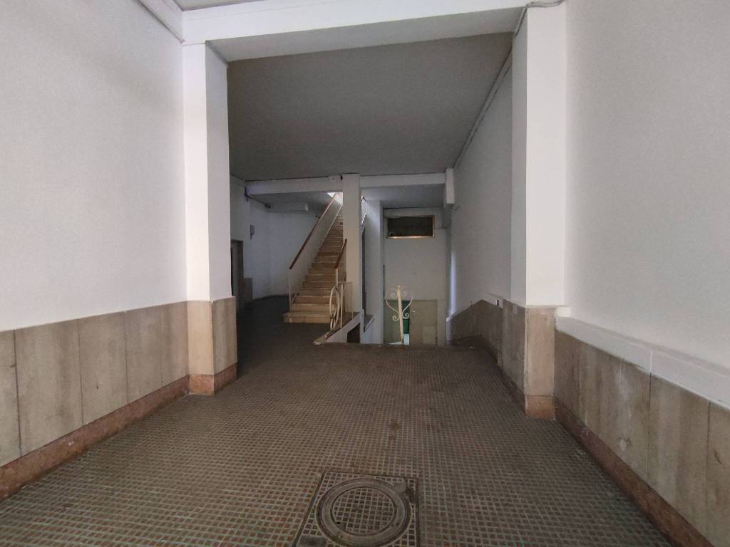 locale commerciale in vendita a Caserta in zona Acquaviva