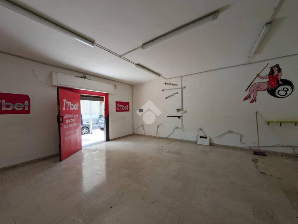 negozio in vendita a Caserta in zona Acquaviva