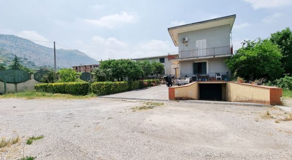 casa indipendente in vendita a Caserta