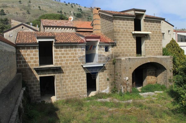 casa indipendente in vendita a Caserta in zona Casertavecchia