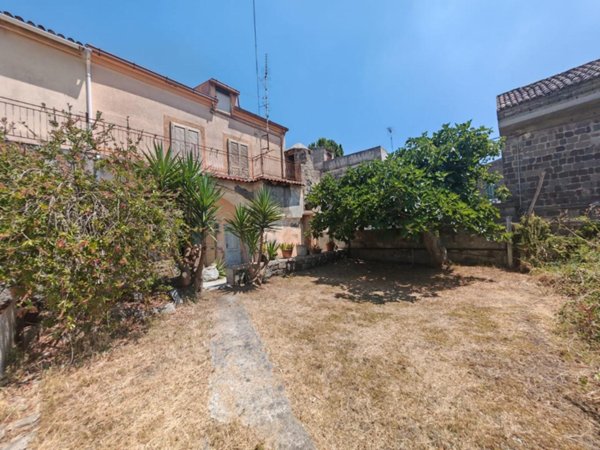 casa indipendente in vendita a Caserta in zona Santa Barbara / Tuoro