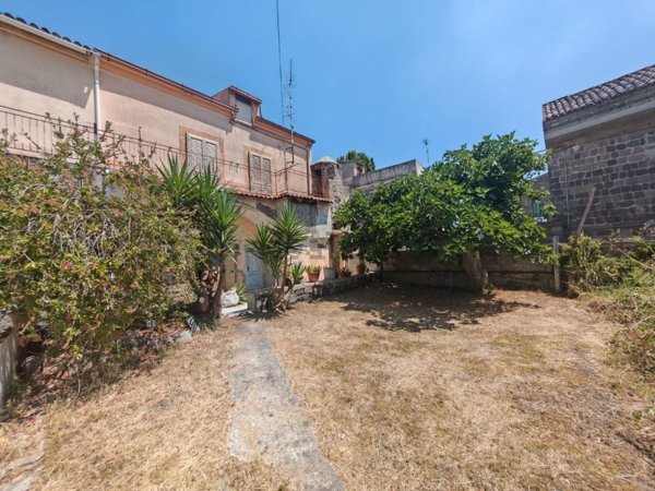 casa semindipendente in vendita a Caserta in zona Casertavecchia