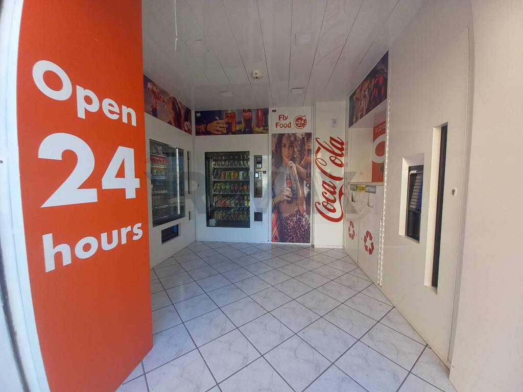 negozio in vendita a Caserta in zona Centro Città