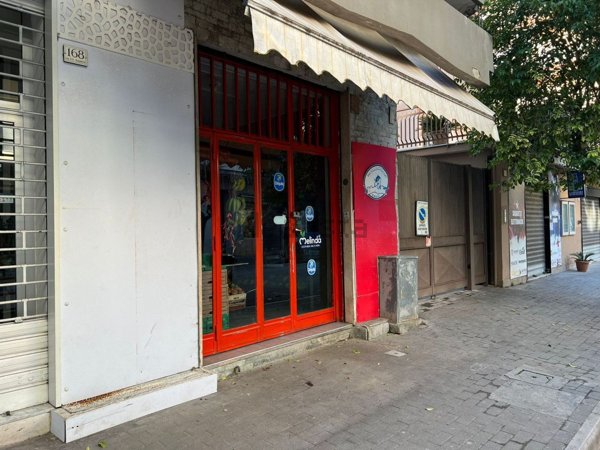 locale commerciale in vendita a Caserta in zona Acquaviva