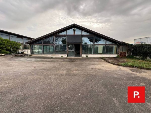 negozio in vendita a Caserta in zona Acquaviva