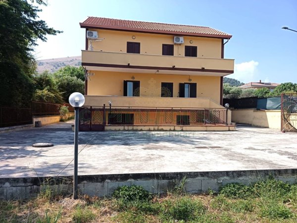 casa indipendente in vendita a Caserta in zona Ospedale