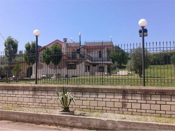 negozio in vendita a Caserta in zona Acquaviva