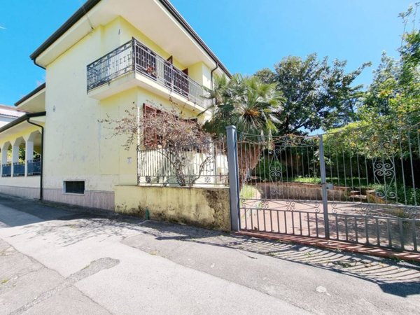 casa indipendente in vendita a Caserta in zona Acquaviva