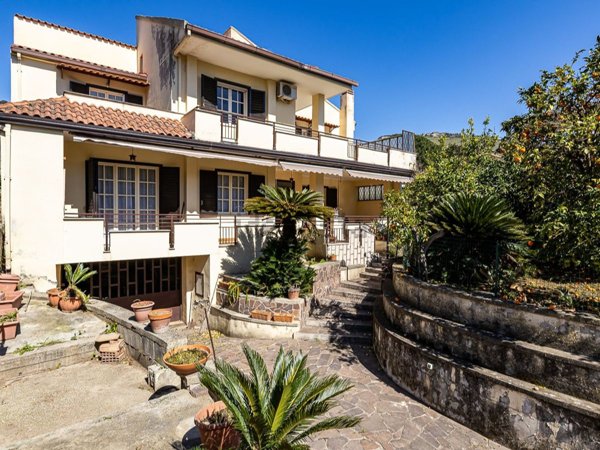 casa indipendente in vendita a Caserta in zona Casolla