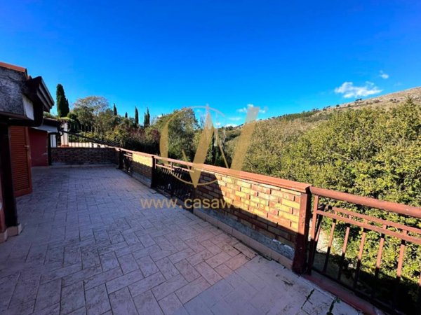 casa indipendente in vendita a Caserta in zona Casertavecchia