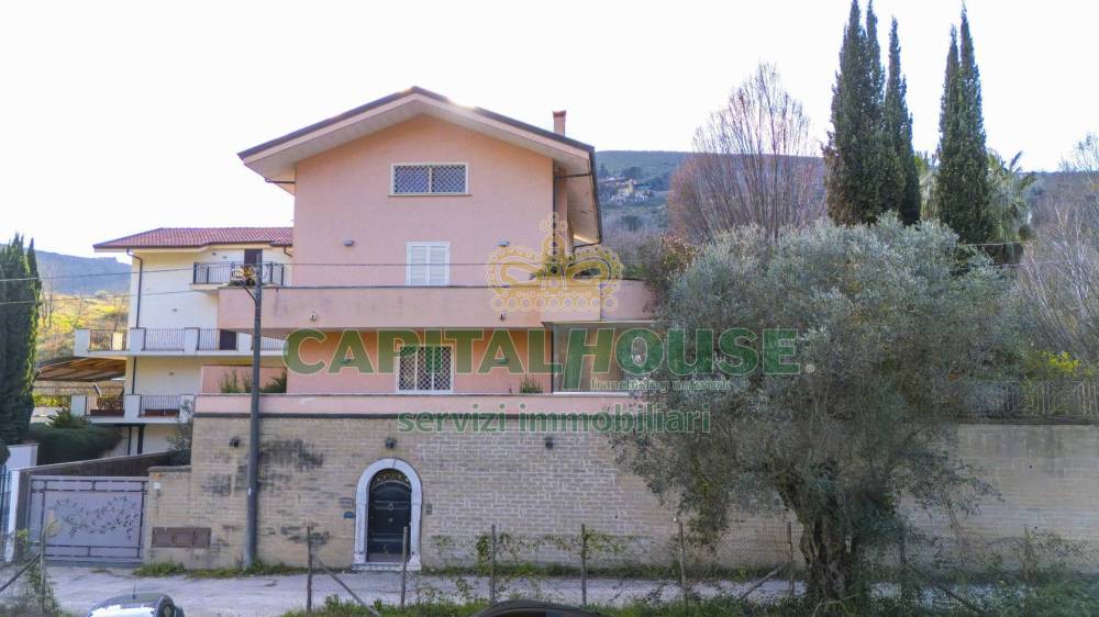 casa indipendente in vendita a Caserta in zona San Leucio