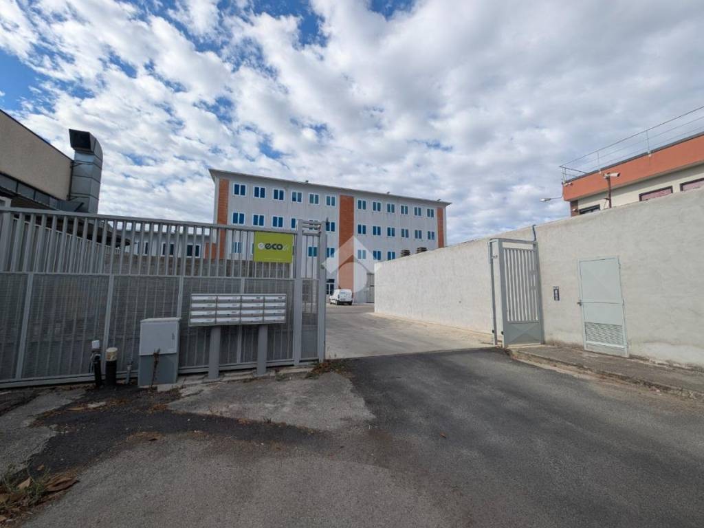 locale commerciale in vendita a Caserta in zona Acquaviva