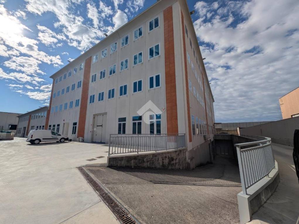 locale commerciale in vendita a Caserta