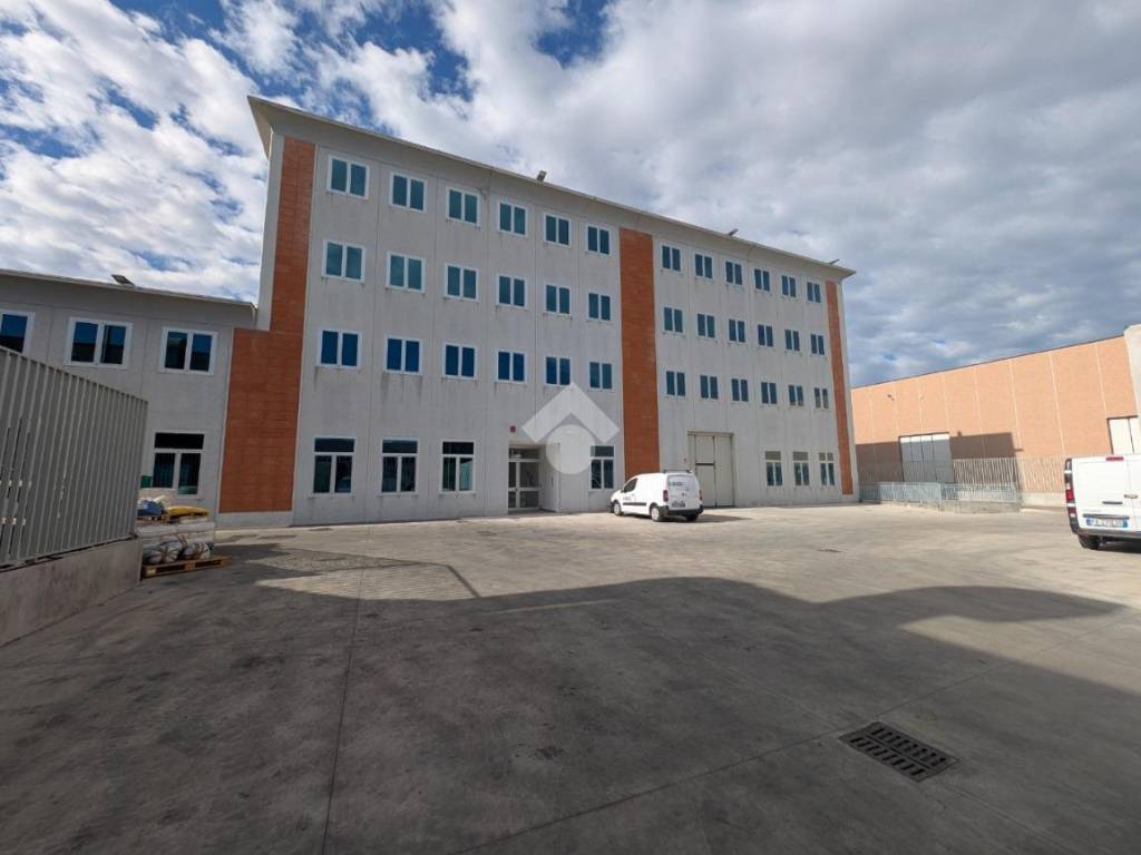 ufficio in vendita a Caserta in zona Acquaviva