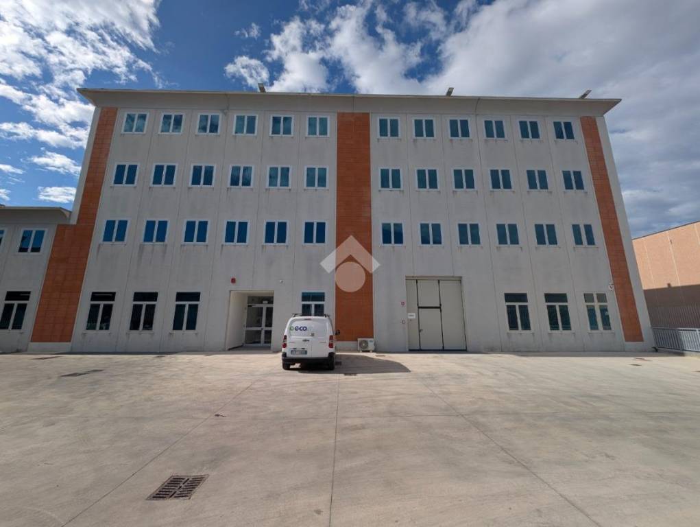 locale commerciale in vendita a Caserta