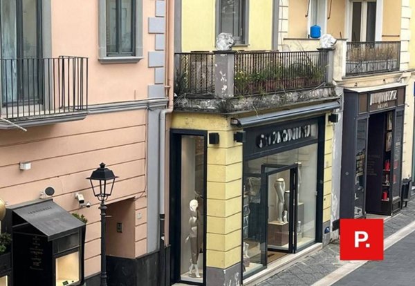 locale commerciale in vendita a Caserta in zona Centro Città