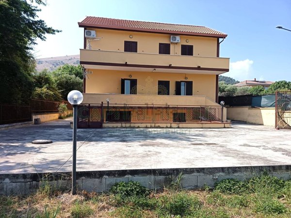 casa indipendente in vendita a Caserta in zona Ospedale