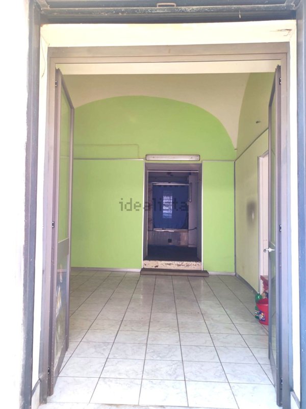 locale commerciale in vendita a Caserta in zona Acquaviva