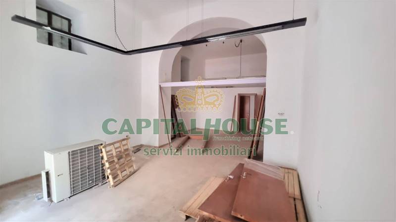 locale commerciale in vendita a Caserta in zona Acquaviva