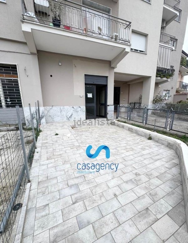 locale commerciale in vendita a Caserta in zona Falciano