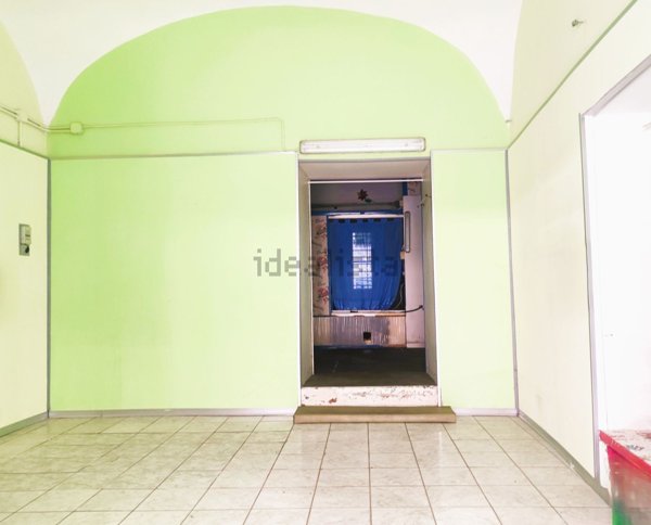 locale commerciale in vendita a Caserta in zona Acquaviva