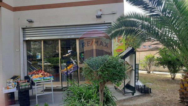 locale commerciale in vendita a Caserta in zona Centro Città