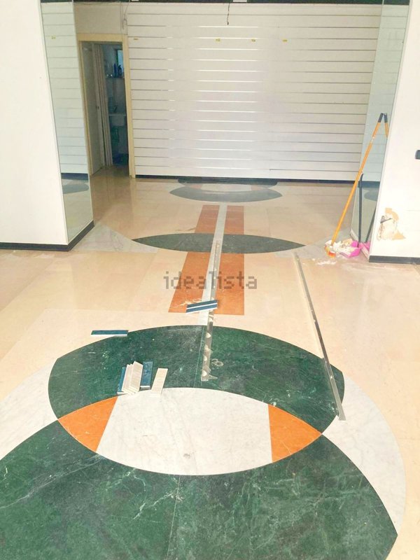 locale commerciale in vendita a Caserta in zona Centro Città