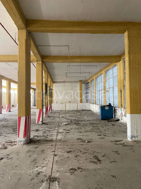 locale commerciale in vendita a Caserta in zona Acquaviva