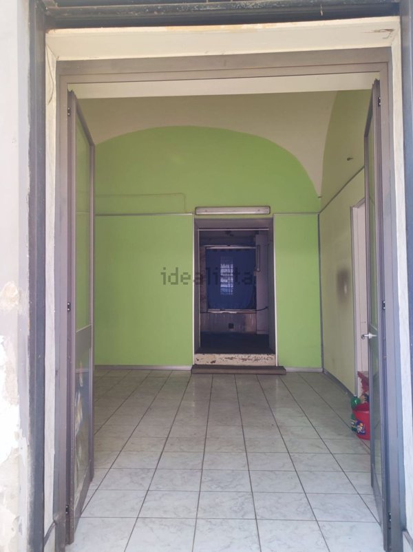 locale commerciale in vendita a Caserta in zona Acquaviva