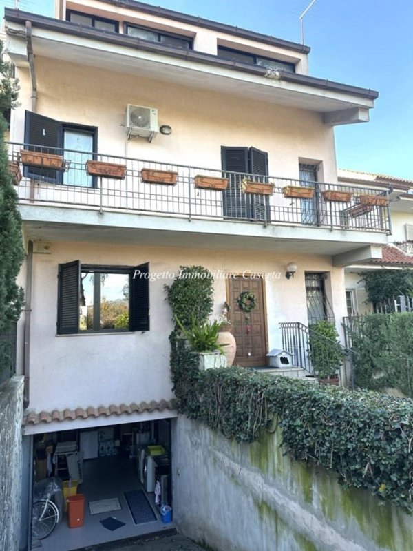 casa indipendente in vendita a Caserta in zona Acquaviva